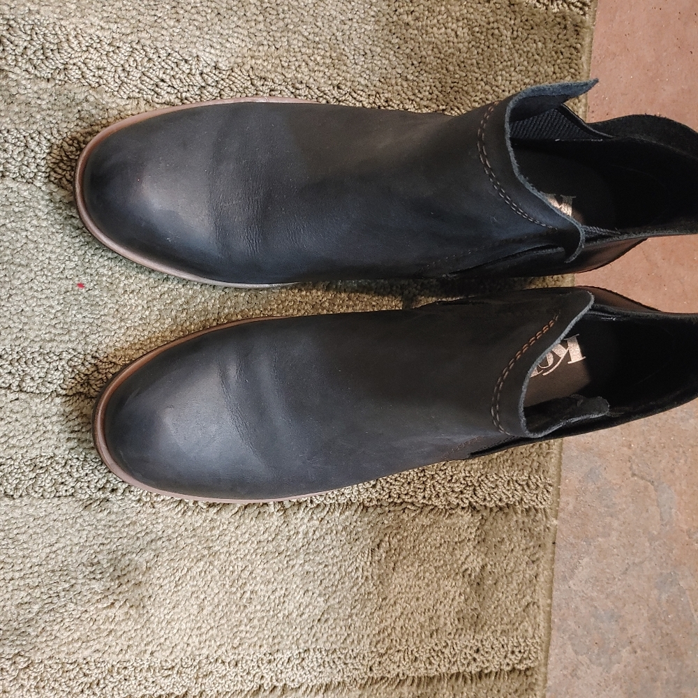 Kork ease black Chelsea booties size 7